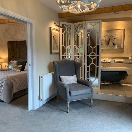 The Wheatsheaf Hotel, Sandbach Dış mekan fotoğraf A suite at The Swan