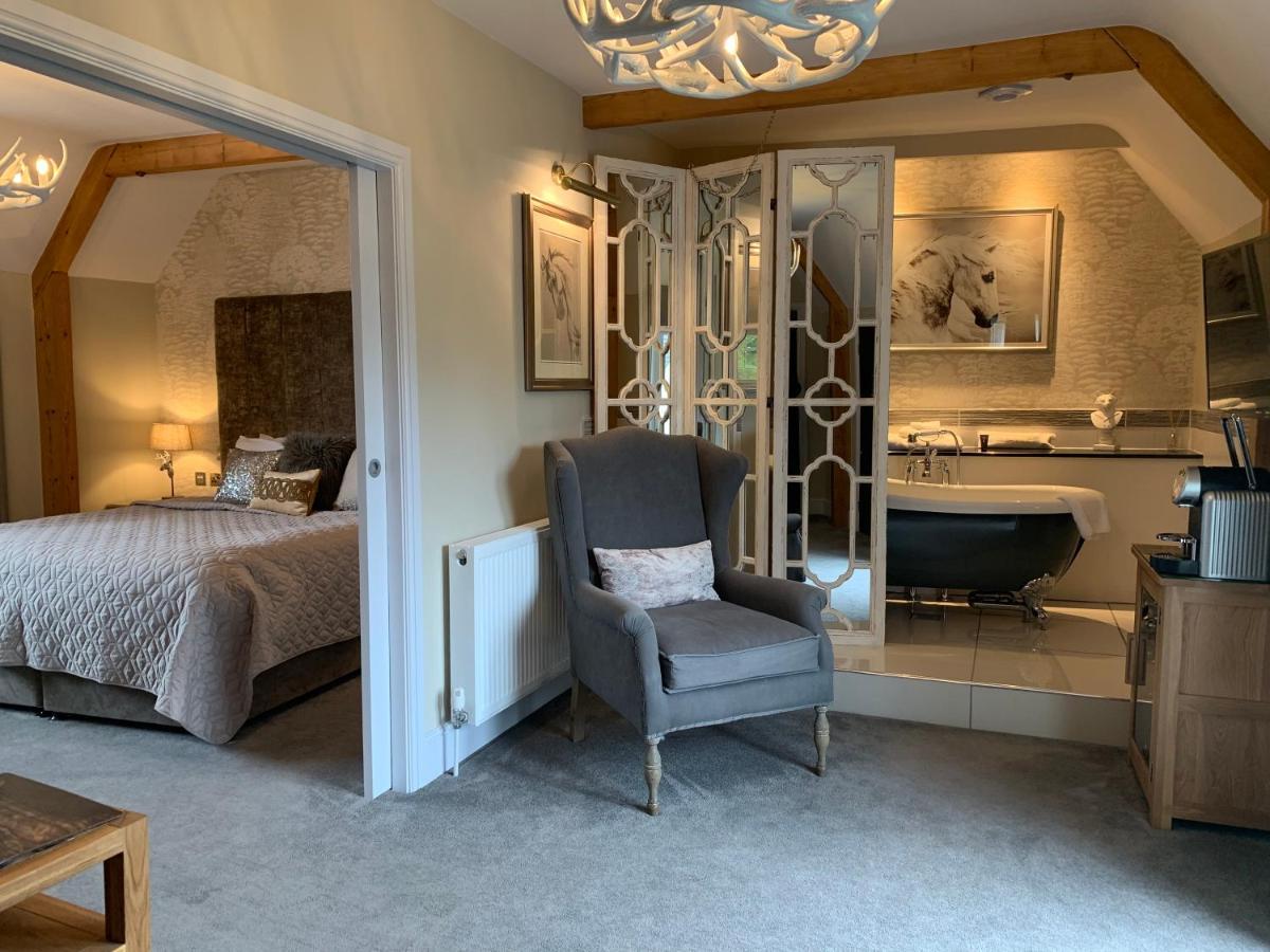 The Wheatsheaf Hotel, Sandbach Dış mekan fotoğraf A suite at The Swan