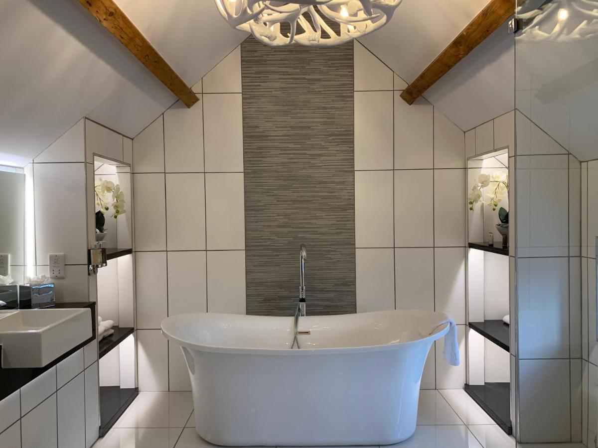 The Wheatsheaf Hotel, Sandbach Dış mekan fotoğraf Bathroom with a freestanding bath